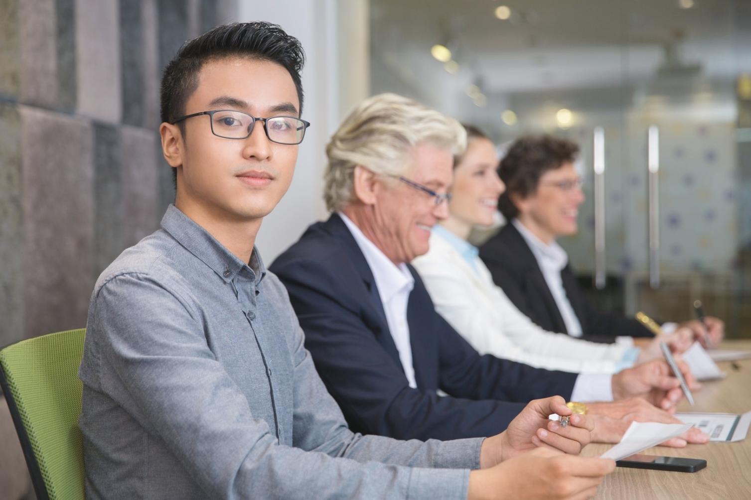 Pessoa a organizar documentos financeiros e a planear orçamento mensal