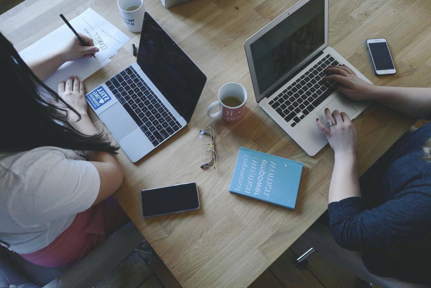 Espaço de trabalho com planeamento e notas financeiras