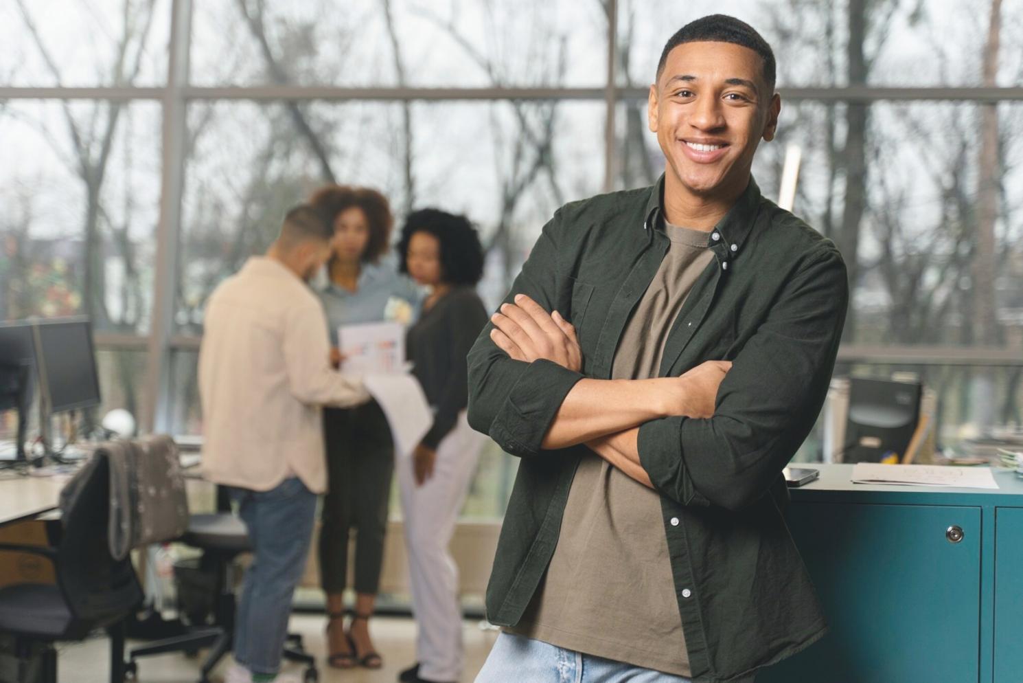 Pessoa a planear orçamento pessoal com documentos e calculadora